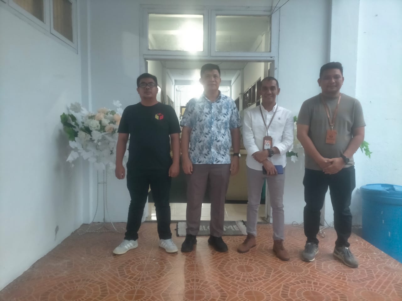 Ketua KPU Kab. Kepl. Sangihe bersama Anggota Bawaslu Kab. Kepl. Sangihe dan Staf Bawaslu Kab. Kepl. Sangihe