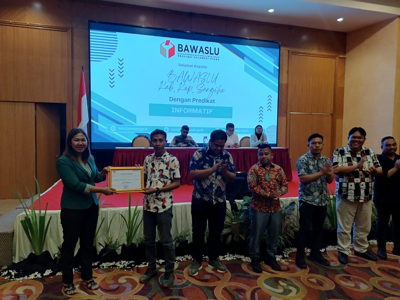 Bawaslu Sangihe Terima Penghargaan