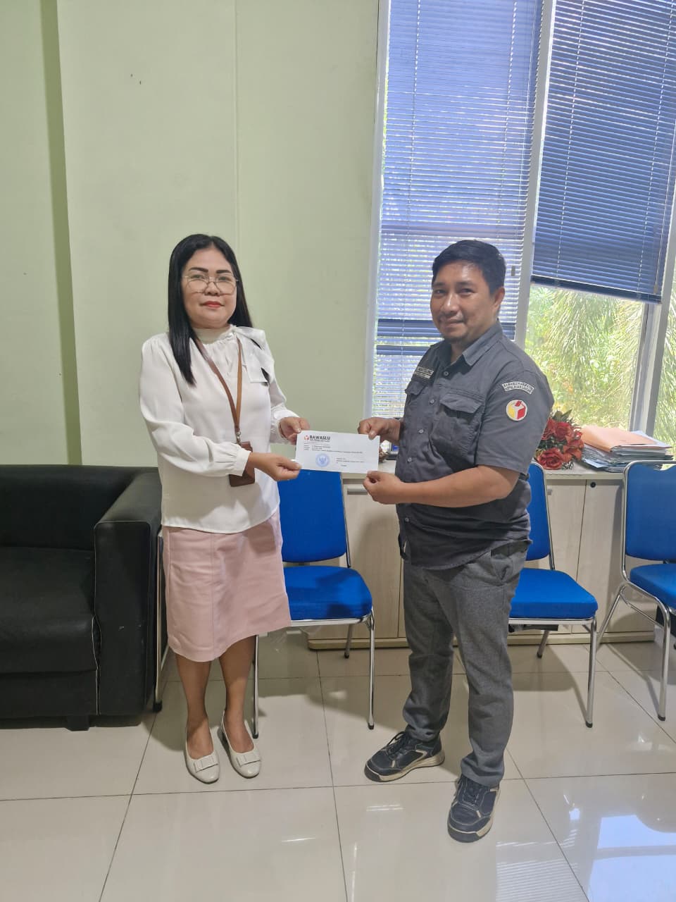 Anggota Bawaslu Kab. Kepl. Sangihe Abdullah Makitulung, M.PD.i bersama Wadir IV Politeknik Negeri Nusa Utara Ella H. Israel, SE.Ak, M.Kom