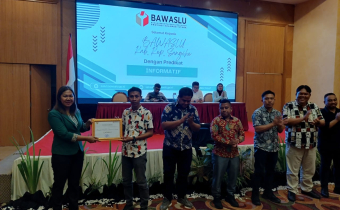 Bawaslu Sangihe Terima Penghargaan