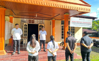 Koordinator Sekretariat Bawaslu Kab. Kepl. Sangihe Memberikan Pengarahan