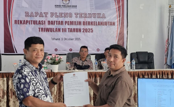 Angota Bawaslu Kab.Kepl. Sangihe Abdullah Makitulung, M.Pd.I Menerima Berita Acara